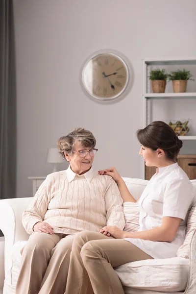 Carer sostenere la donna anziana — Foto Stock