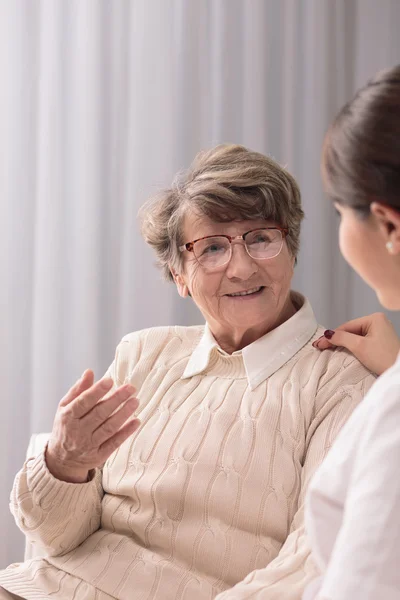 Signora anziana con atteggiamento positivo — Foto Stock