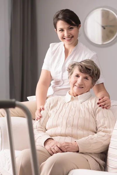 Behinderte ältere Frau und Pflegekraft — Stockfoto
