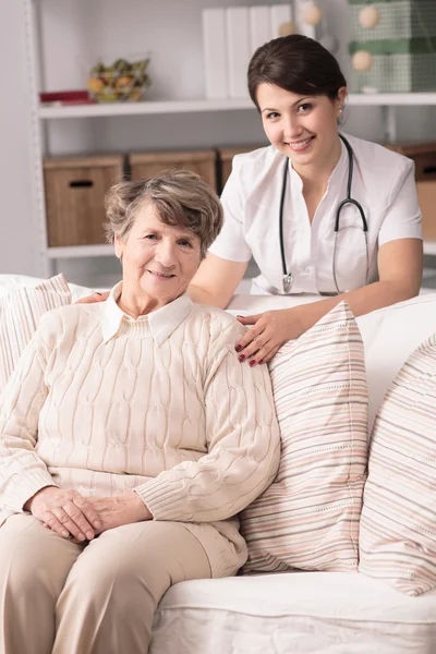 Médico durante visita domiciliaria — Foto de Stock