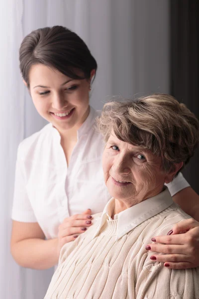 Rest home resident and carer — Stock Photo, Image