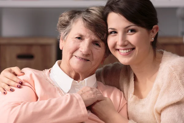 Amicizia tra badante e senior — Foto Stock