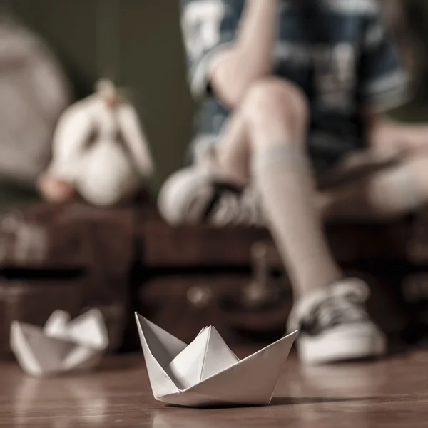 Barco de papel no chão — Fotografia de Stock