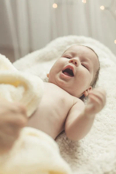 Neonato dopo il bagno — Foto Stock