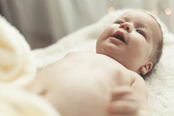 Neugeborenes beobachtet Mutter — Stockfoto