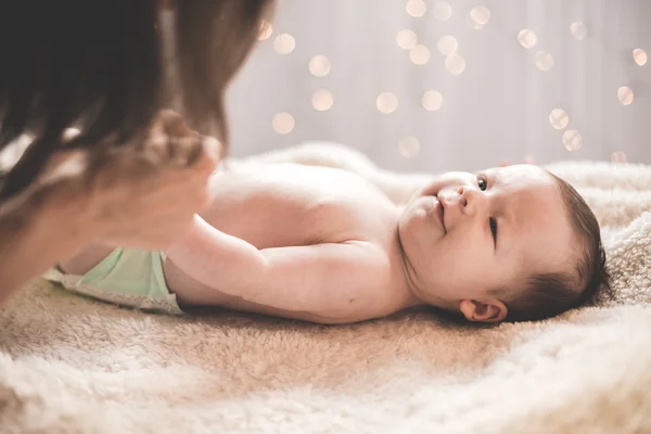 Brincando com recém-nascido — Fotografia de Stock