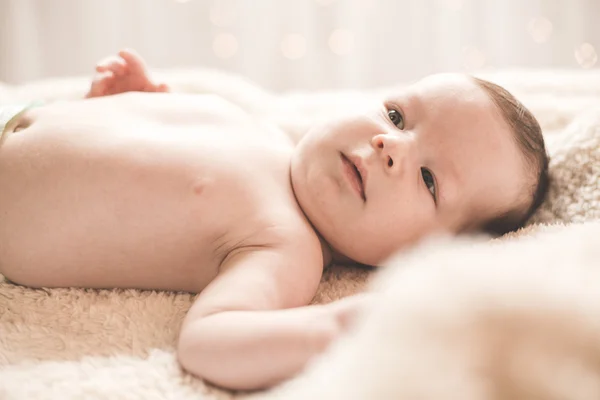 Liten söt bebis — Stockfoto