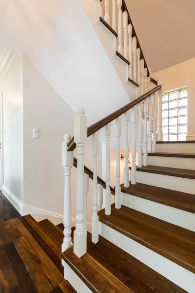 Escaleras de lujosa casa de pisos — Foto de Stock