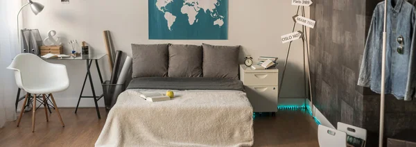 Lichte en ruime slaapkamer — Stockfoto