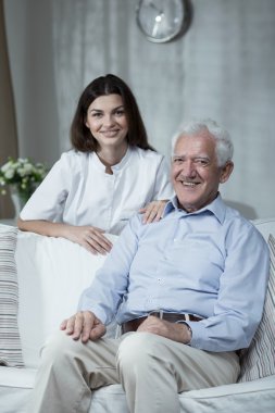 Torunu ile mutlu yaşlı adam