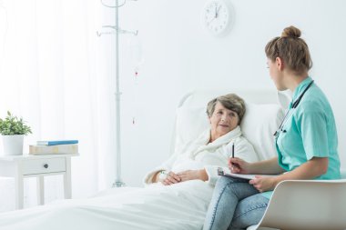 Yaşlı kadın hemşire ile