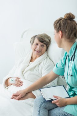 Hemşire destekleyici hasta kadın