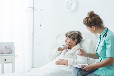 İlaç veren hemşire