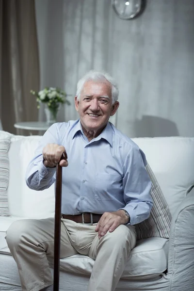 Hombre mayor con bastón — Foto de Stock