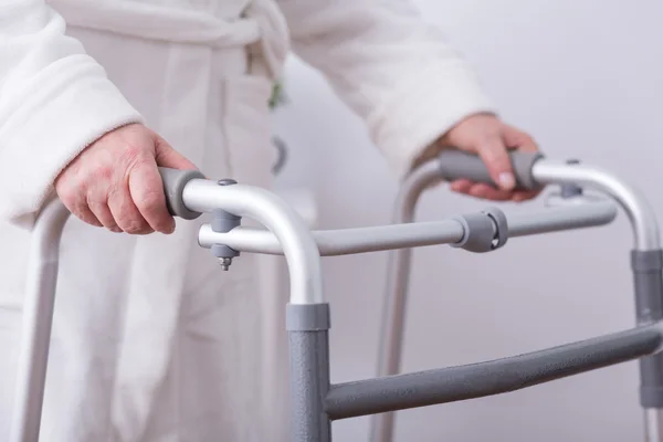 Pessoa com deficiência com zimmer ambulante — Fotografia de Stock