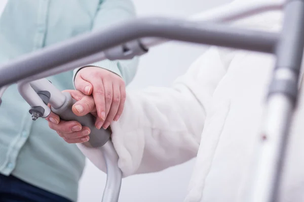 Paciente hospitalar com zimmer — Fotografia de Stock