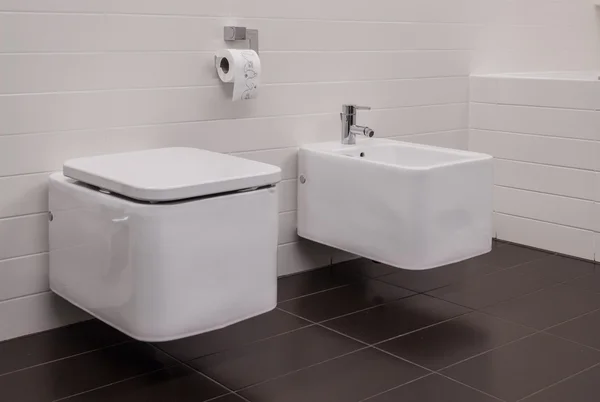 Toilettes et bidet dans la salle de bain — Photo