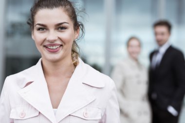 Gülümseyen güzellik iş kadını