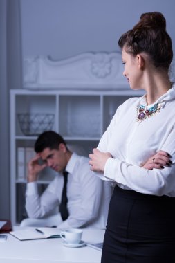 Ofiste çok çalışan iş adamı