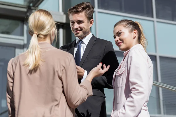 Businesspeople in front of office — Stock Photo, Image