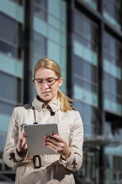 Femme d'affaires avec tablette — Photo