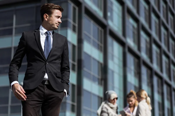 Joven empresario en la ciudad — Foto de Stock