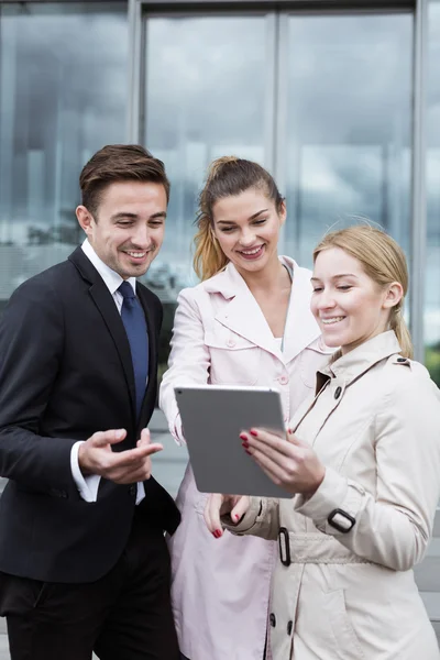 Trabalhadores da corporação com tablet — Fotografia de Stock