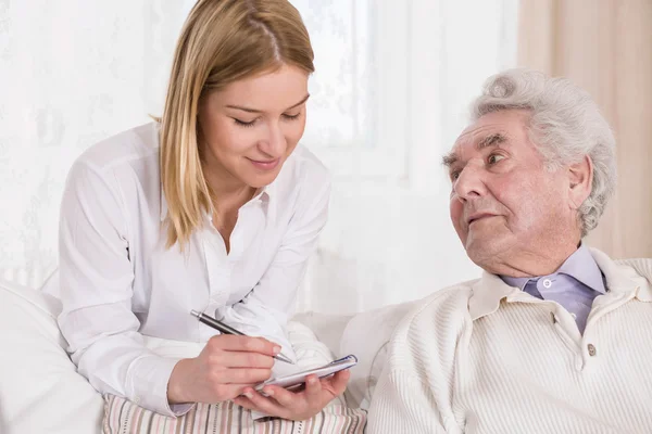 Älterer Mann mit privater Pflegekraft — Stockfoto