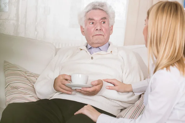 Caregiver ve emekli adam — Stok fotoğraf