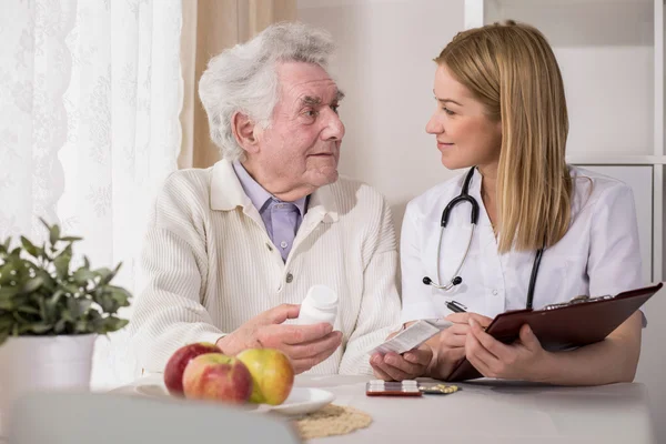 Zieke oude man met geneesmiddelen — Stockfoto