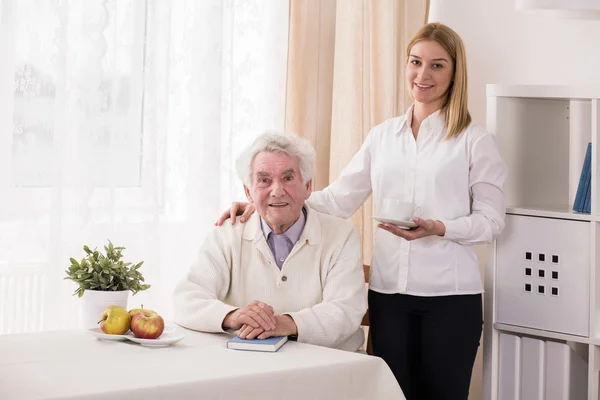 Badante privato e vecchio — Foto Stock