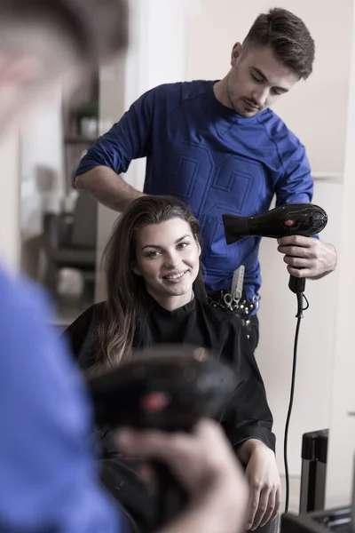 Professioneller männlicher Friseur — Stockfoto