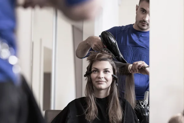 Peinar el cabello femenino —  Fotos de Stock