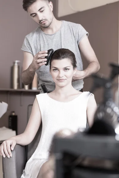 Fazendo penteado elegante — Fotografia de Stock