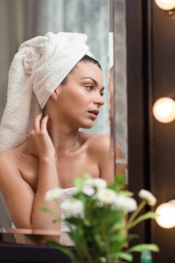 Yorgun kadın uyku için hazırlanıyor