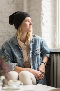 Hippi kız siyah şapkalı