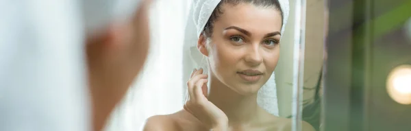 Bello femminile dopo il bagno rilassante — Foto Stock