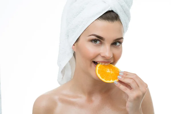 Оновлена жінка їсть апельсин — стокове фото