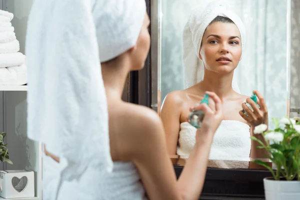 Donna cura per la sua carnagione — Foto Stock