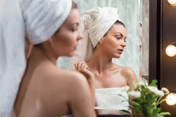 Bonita mulher relaxante no spa — Fotografia de Stock