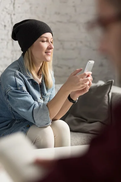 Jovem mulher enviando mensagem de telefone — Fotografia de Stock