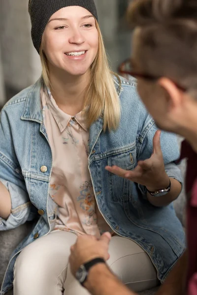 Mulher atraente conversando com o homem — Fotografia de Stock