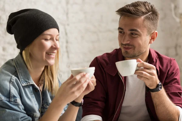 Romantisches Paar trinkt Kaffee — Stockfoto