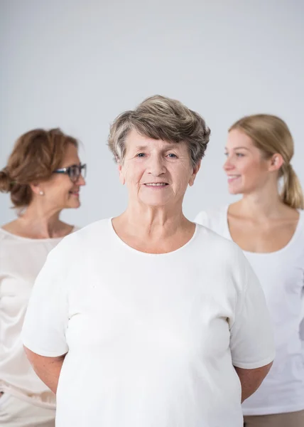 Mulher idosa com família — Fotografia de Stock