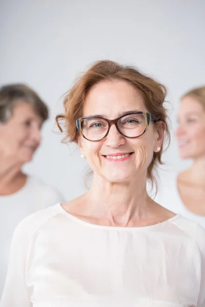 Lächelnde reife Frau mit Brille — Stockfoto