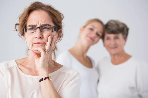 Nachdenkliche reife Frau — Stockfoto