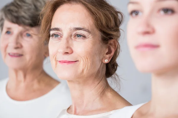 Generationsövergripande vänskap mellan kvinnor — Stockfoto