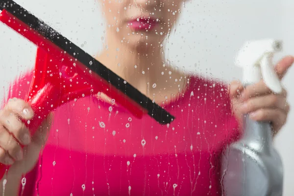 Девушка с оборудованием для мытья окон — стоковое фото