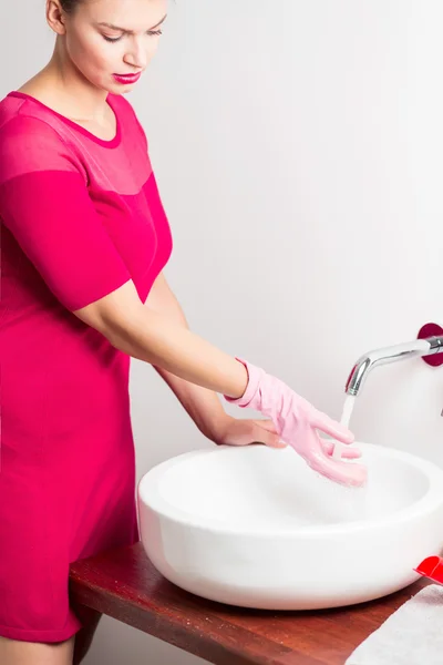 Bilgiçlik taslayan kadın temizlik lavabo — Stok fotoğraf