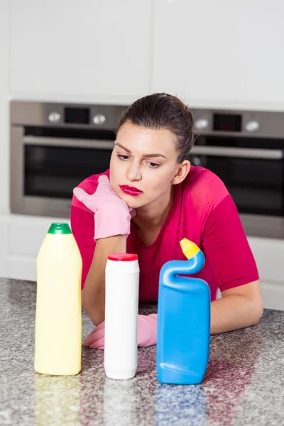 Ongelukkig alleenstaande vrouw huishoudelijk werk doen — Stockfoto